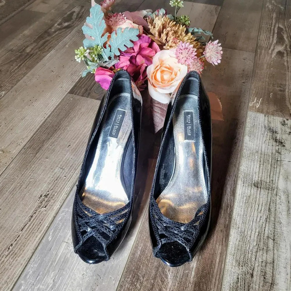WHITE HOUSE BLACK MARKET BLACK PATENT LEATHER "KOURTNEY" PEEP TOE PUMPS 9.5 M - Picture 1 of 12